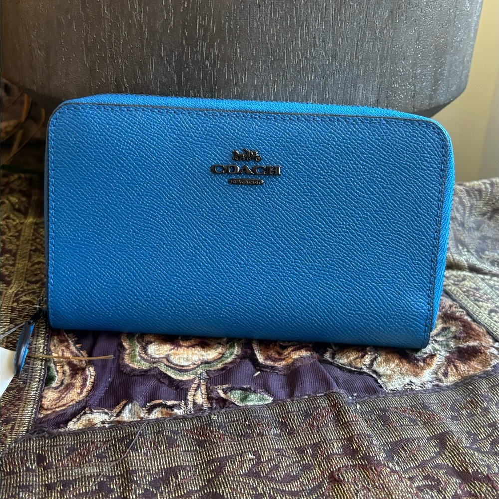 Authentic COACH 1941 crossgrain leather zip around phone card wallet
